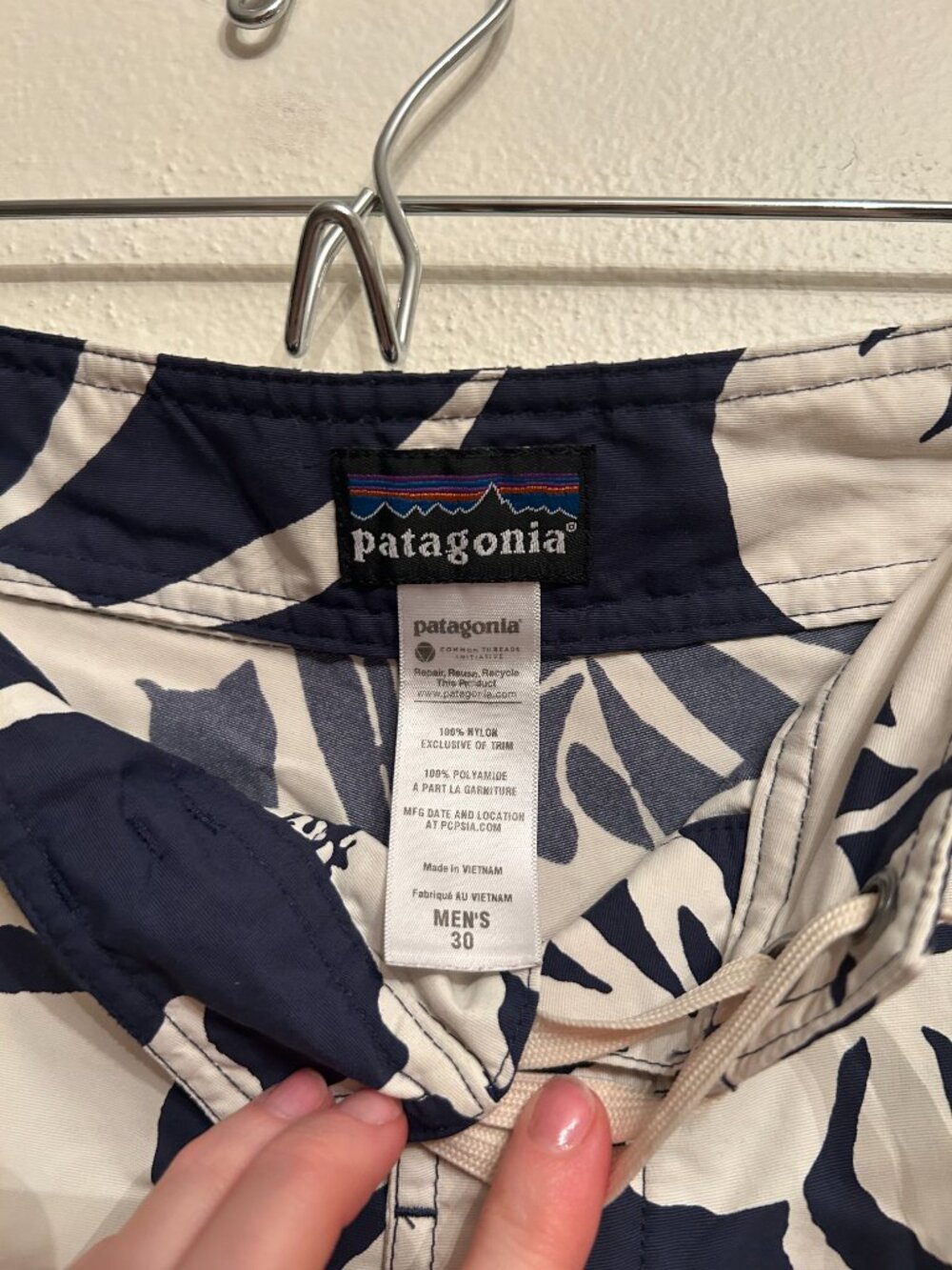 Patagonia Men's Size 30 Board Shorts Navy and White - Picture 3 of 3